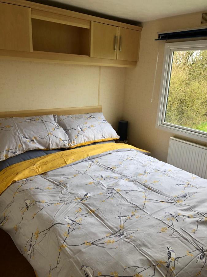 Captivating 2-Bed Static Caravan In Holyhead Llanfachraeth Exterior foto